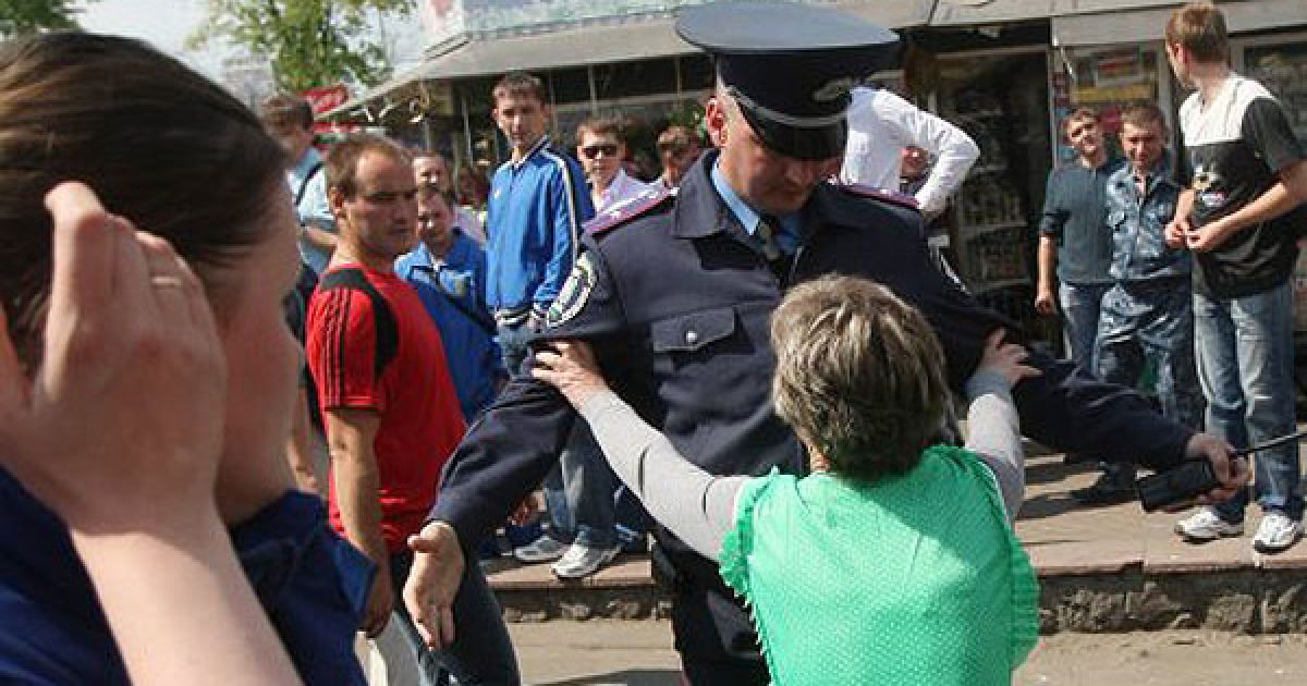 Близько 50 підприємців зробили спробу перешкодити демонтажу кіосків вздовж Броварського проспекту. Кілька активістів були затримані. / © УНІАН