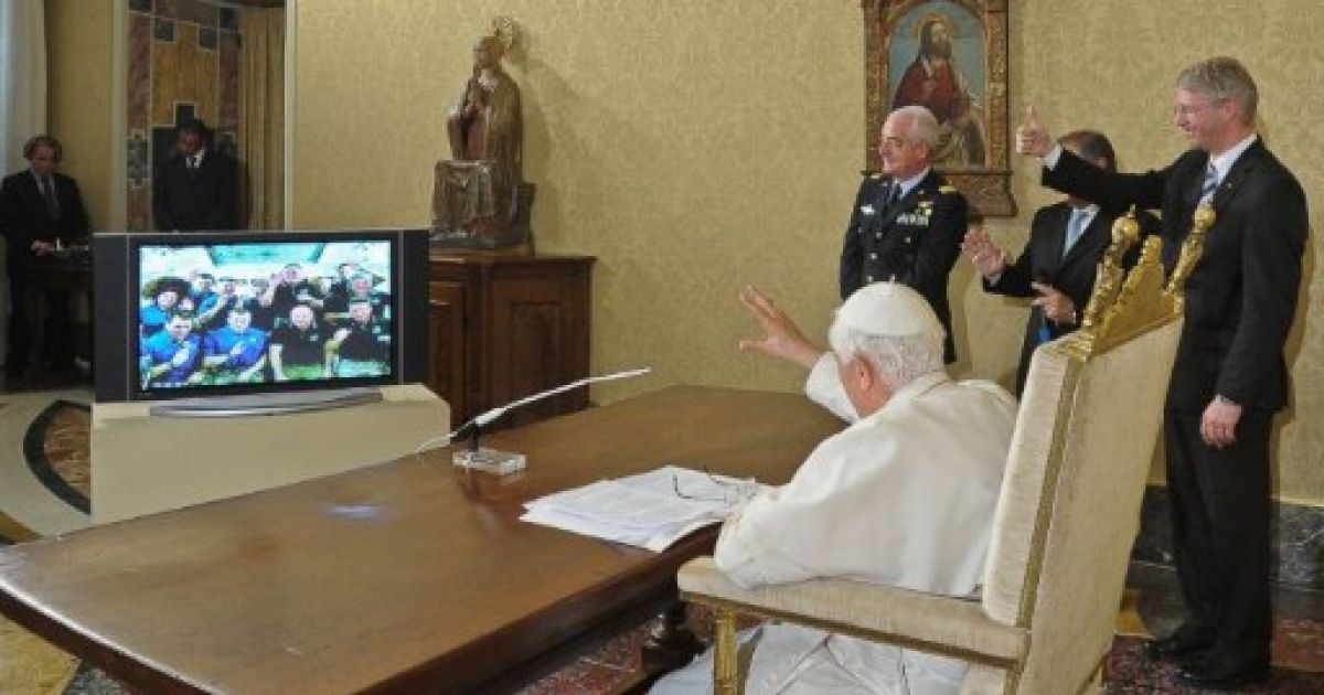 Ватикан. Папа Римський Бенедикт XVI вітає астронавтів на борту Міжнародної космічної станції під час відео-конференції у Ватикані. / © AFP