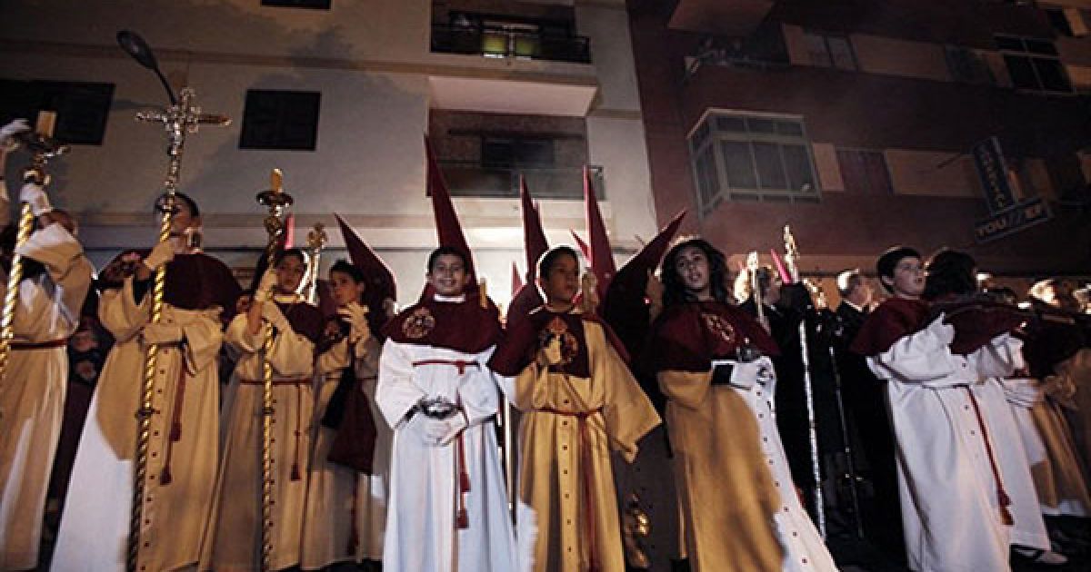 Іспанія, Тенеріфе. Люди у костюмах дивляться на статую Діви Пейн під час підготовки до святкування Великодня на іспанському острові Тенеріфе. Віруючі християни по всьому світу відзначають Святий тиждень на честь розп'яття та воскресіння Ісуса Христа. / © AFP