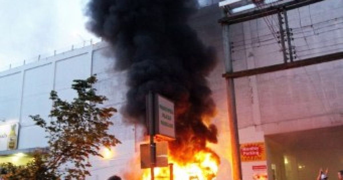 Після програшу "Ванкувер Кенакс" у фіналі Кубка Стенлі хокейні фанати влаштували погроми у Ванкувері. / © AFP