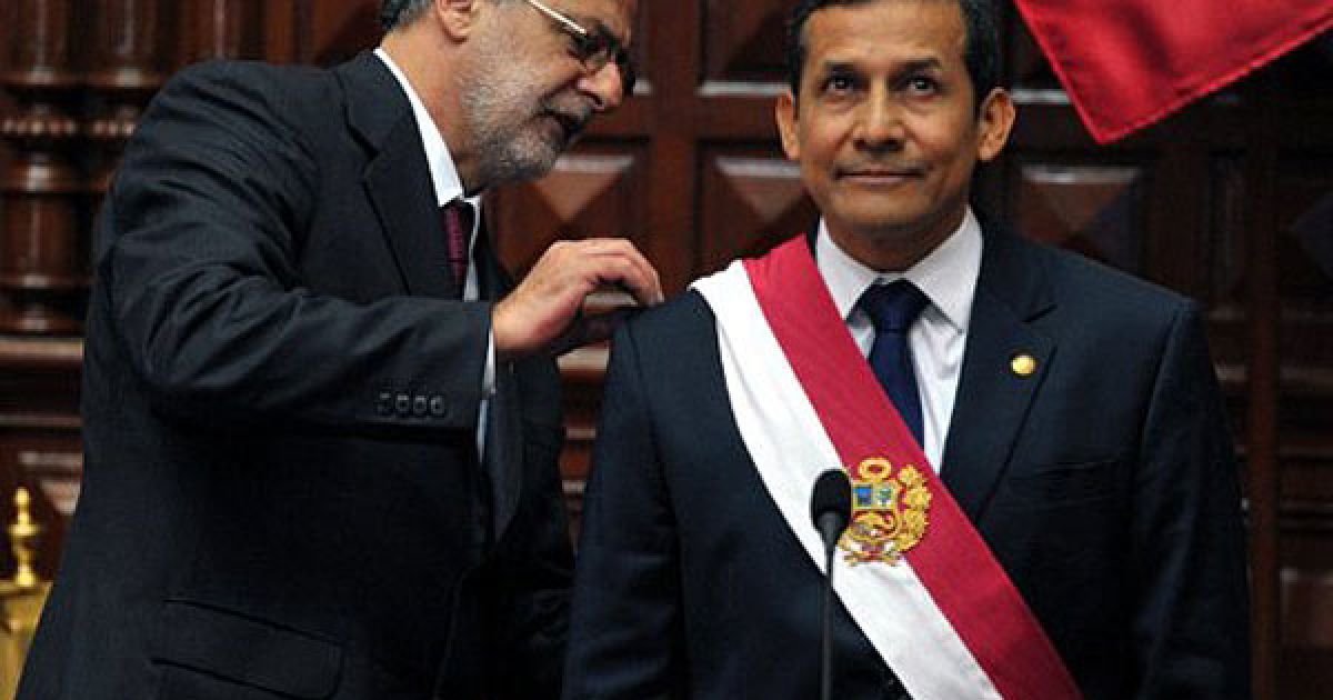 Перу, Ліма. Новообраний президент країни Ольянта Хумана отримує президентський пояс від голови Конгресу Даніеля Абугаттаса під час присяги в Лімі. Ольянта Хумана пообіцяв боротися з високим рівнем бідності та забезпечити стале економічне зростання в країні. / © AFP