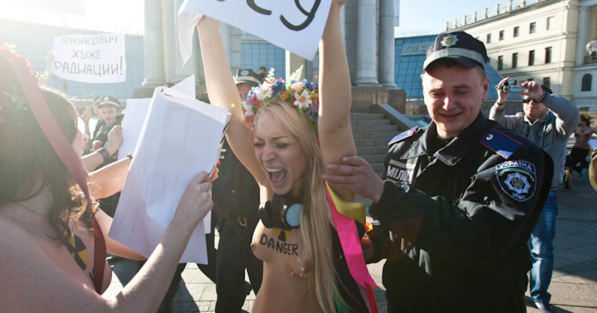 Міліція затримала активісток руху FEMEN Інну Шевченко, Сашу Шевченко, Надію Мопедову і Діану Сенич. / © femen.livejournal.com