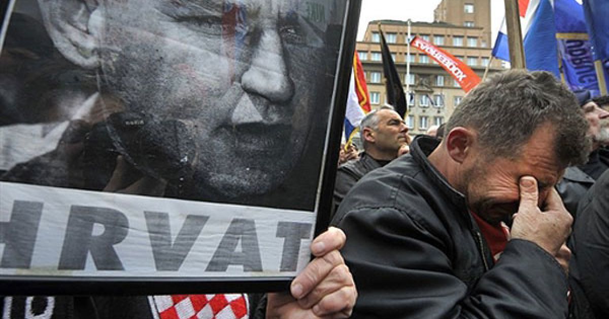 Хорватія, Загреб. Хорватський ветеран війни витирає сльози поруч із портретом хорватського екс-генерала Анте Готовіни, якого суд Гааги засудив до 24 років ув&rsquo;язнення за "постійне видалення сербського населення з району Крайни в Хорватії". / © AFP