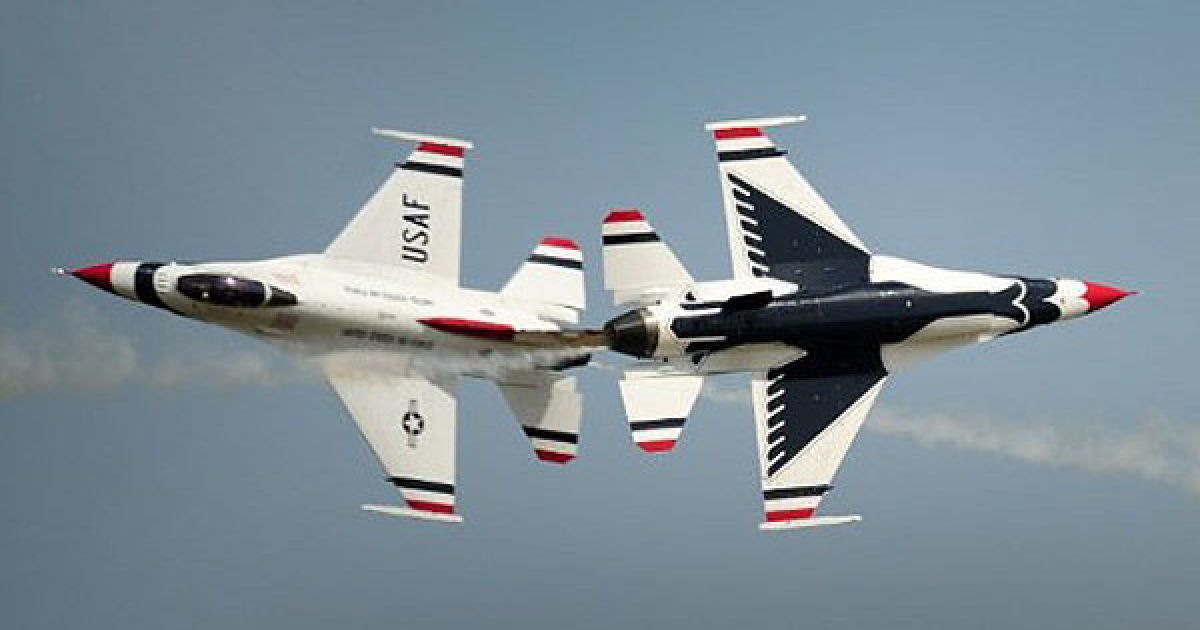 Румунія, Констанца. Літаки ескадри Thunderbirds ВПС США виступають над аеропортом Когелнічану поблизу Констанци. Сполучені Штати і Румунія ведуть переговори про купівлю винищувачів F-16. / © AFP