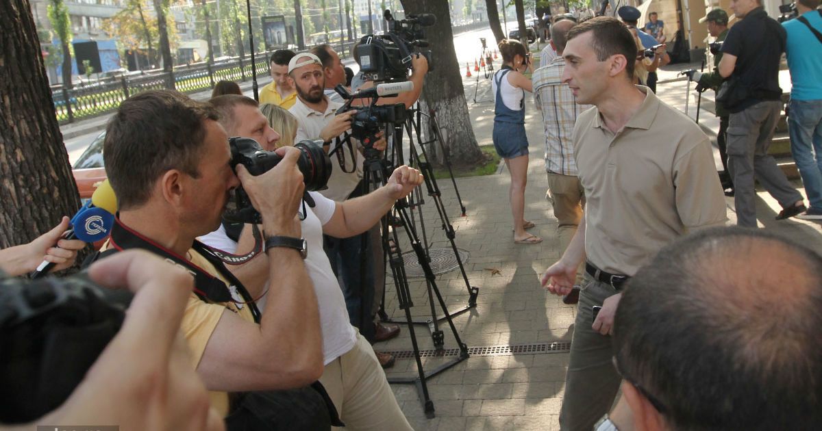 Коли оголені активістки FEMEN із саморобними паперовими "фотокамерами" з&rsquo;явились перед будівлею посольства, працівник посольства почав заважати фотографувати акцію протесту