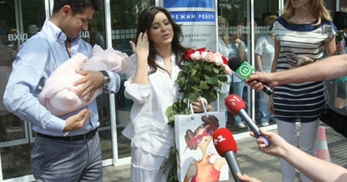 Співачку і молоду маму Ані Лорак з дочкою Софією виписали з пологового будинку / © Сегодня