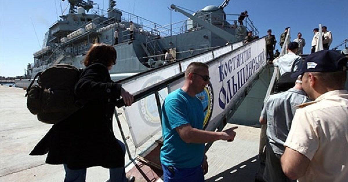 Лівійська Арабська Джамахірія, Тріполі. Лівійці та українці сідають на борт українського військового корабля "Костянтин Ольшанський", який евакуює з Тріполі більше 200 громадян України, Білорусі, Лівії, США, Великобританії, РФ, Сербії, Болгарії, Румунії, Мальти, Словаччини, Іраку, Італії та інших країн. / © AFP