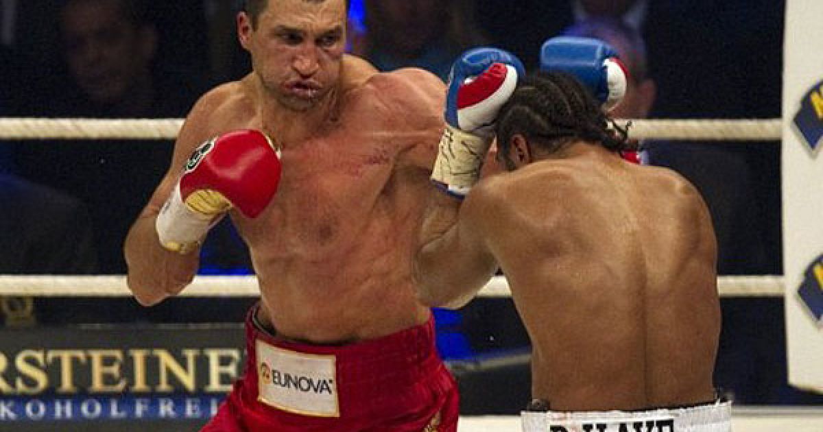 Українець Володимир Кличко став абсолютним чемпіоном світу з боксу, здобувши перемогу над Девідом Хеєм у об&#039;єднавчому поєдинку за пояси IBF/IBO, WBO і WBA. / © AFP