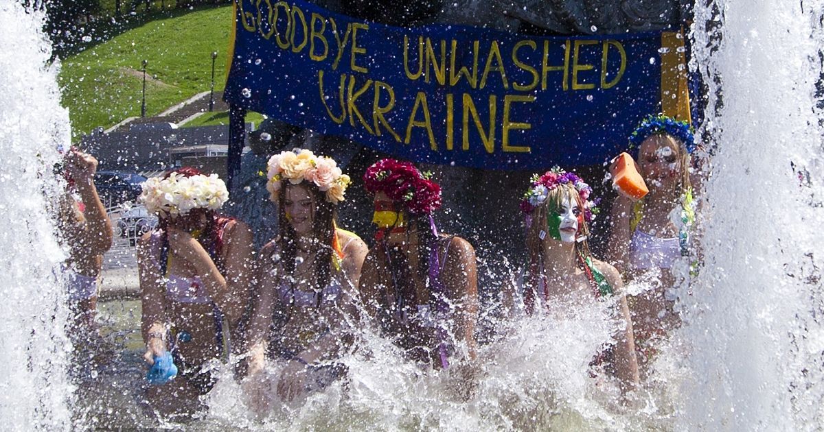 Жіночий рух FEMEN провів на Майдані Незалежності в Києві акцію протесту у фонтані "Євромийка-2012".