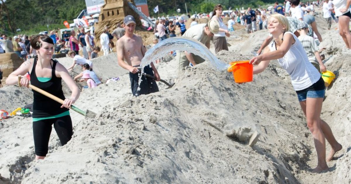 На пляжі німецького острова Рюген з&#039;явився піщаний замок заввишки 90 см і завдовжки 27,5 км, який потрапив до Книги рекордів Гіннеса. / © Bild