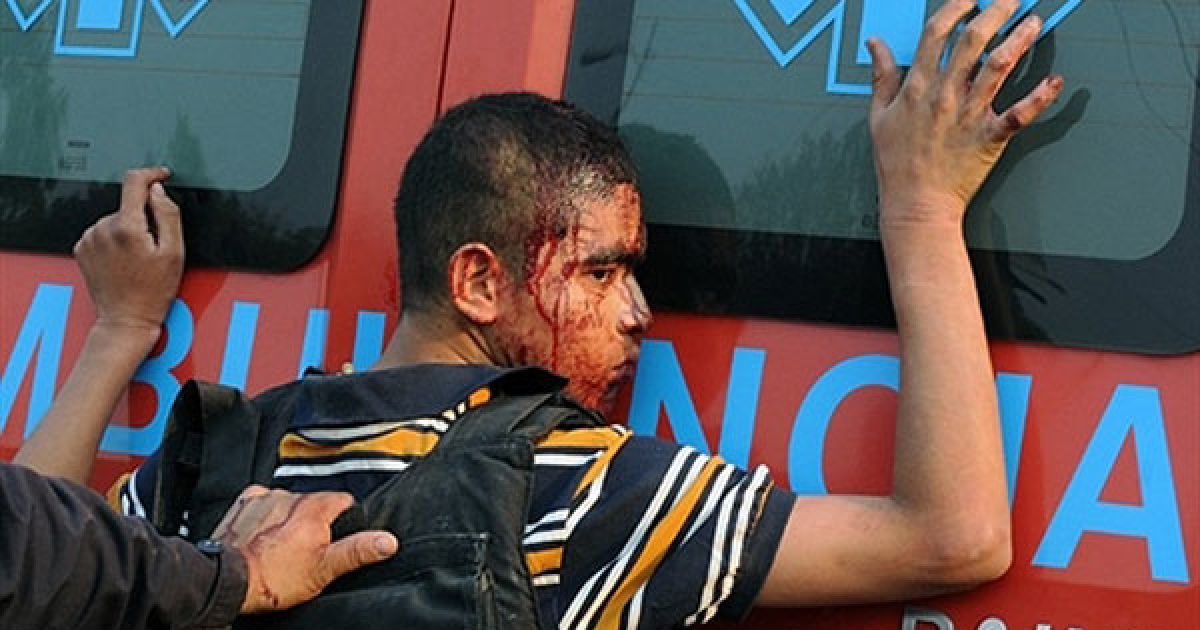 Гондурас, Тегусігальпа. Члена молодіжної банди "Мара 18" заарештовують в ході зіткнень з поліцією у місті Тегусігальпа. Принаймні, шість членів банди, які викрали куленепробивні жилети і поліцейський автомобіль, були заарештовані. / © AFP