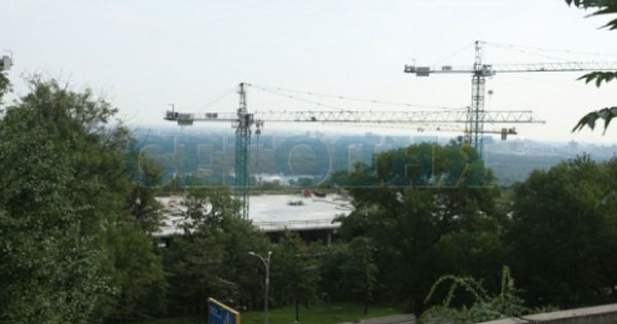 У Києві на Парковій алеї завершують будівництво вертолітного майданчика для президента Віктора Януковича. / © Сегодня