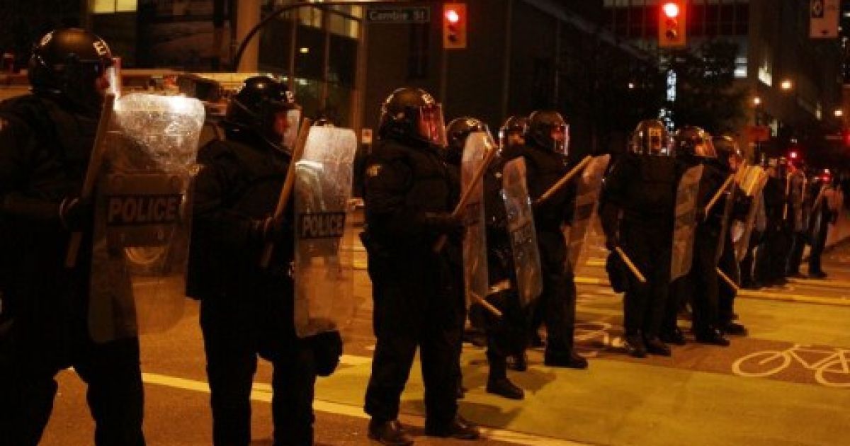 Після програшу "Ванкувер Кенакс" у фіналі Кубка Стенлі хокейні фанати влаштували погроми у Ванкувері. / © AFP