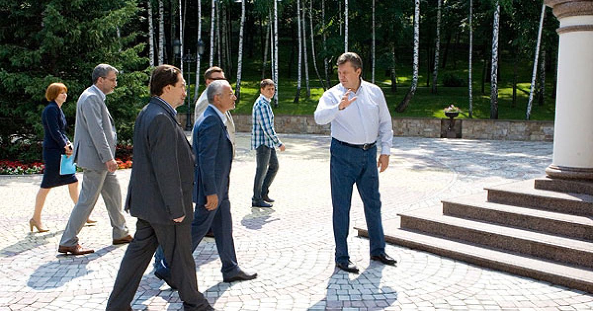 Янукович провів для журналістів екскурсію "Межигір'ям" / © President.gov.ua
