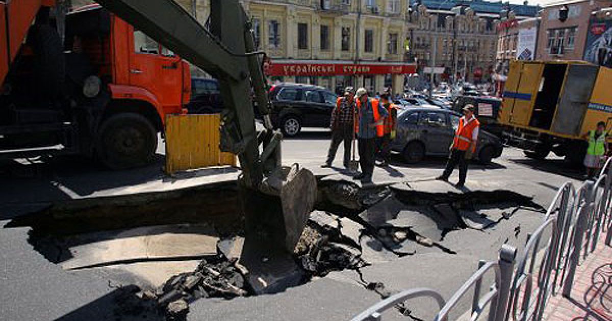 Через прорив труби біля Бесарабського ринку в центрі Києва утворився 4-метровий провал.