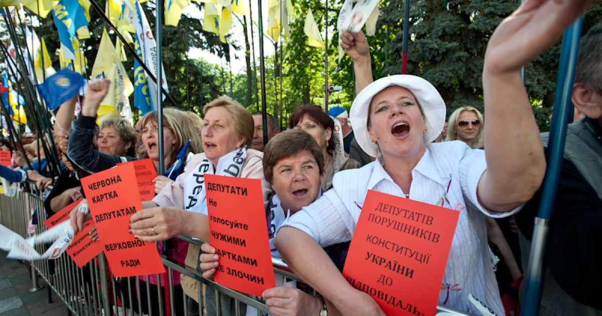 У Весняному марші протесту, який організувала опозиція біля Верховної ради беруть участь близько 3500 тисяч осіб.