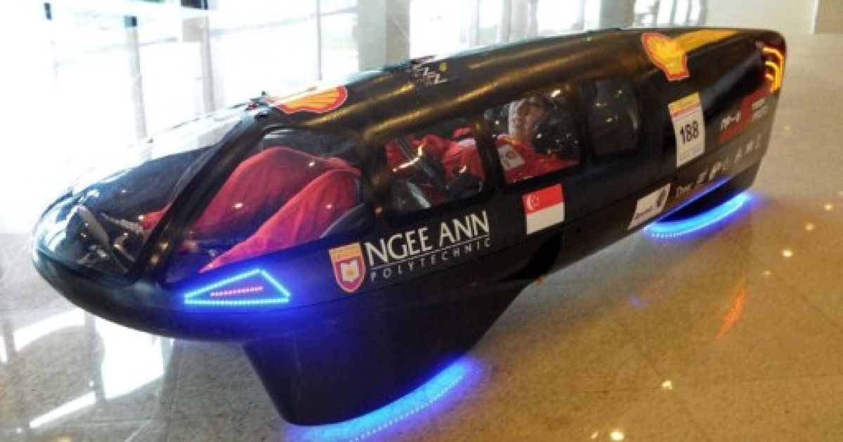 Сінгапур. Студент випробовує NP-Distanza Proto, прототип "торпедного" автомобіля. В Сінгапурі презентували екологічно чисті автомобіль, які були розроблені і виготовлені студентами з Інституту машинобудування, дизайну та інновацій. / © AFP