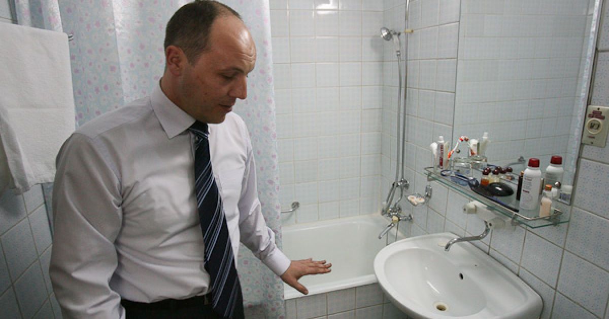 "Одного разу так прорвало кран, що я не знав, що робити."