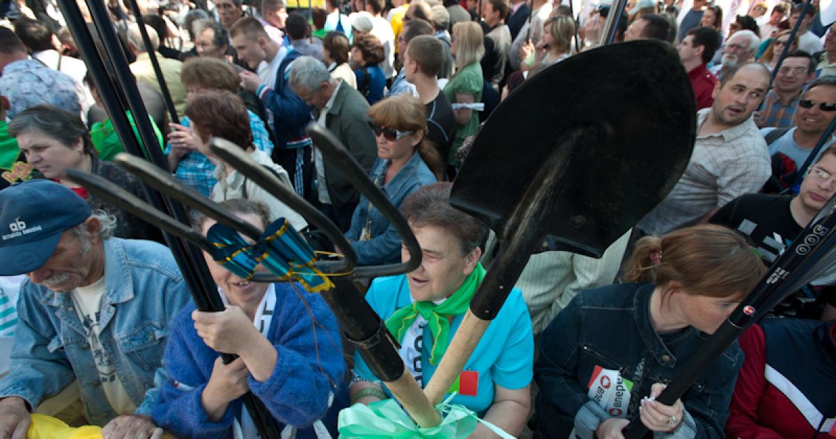 У Весняному марші протесту, який організувала опозиція біля Верховної ради беруть участь близько 3500 тисяч осіб.