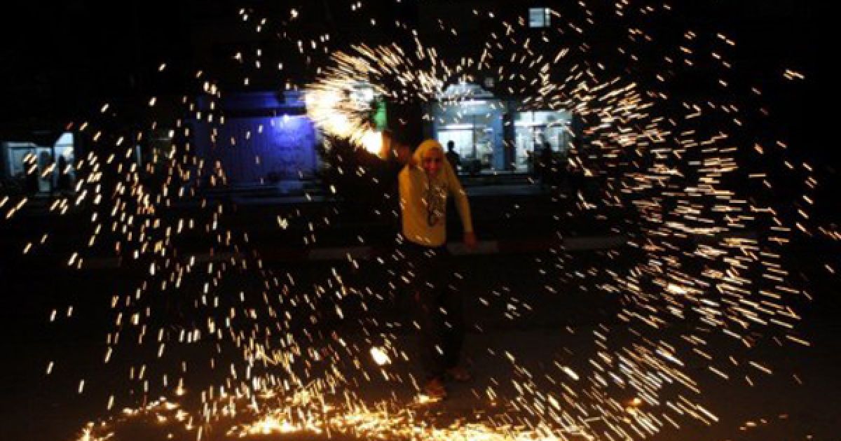 Палестина, Рафа. Палестинці влаштували феєрверки на честь початку місяця Рамадан. Протягом священного місяця Рамадан правовірні мусульмани мають утримуватися від їжі, пиття та сексу від світанку до заходу сонця. / © AFP