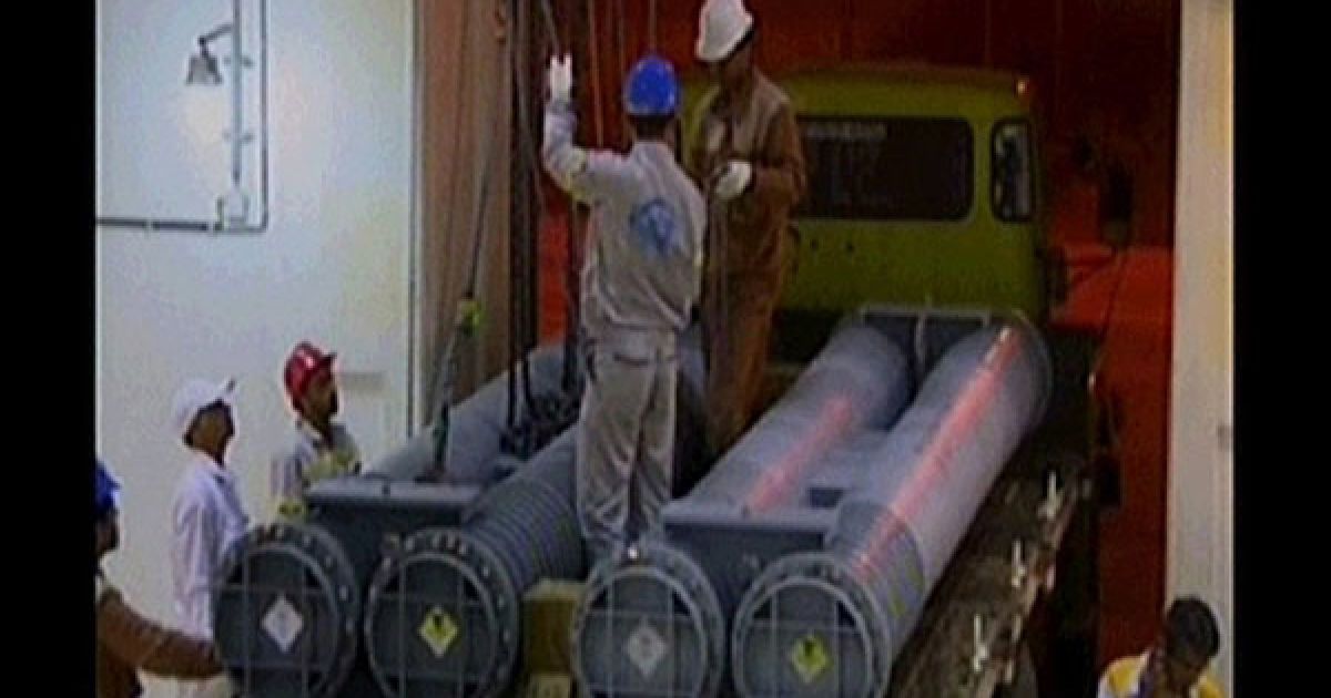 Іран, Бушер. Іранські вчені отримують вантаж з ядерним паливом з Росії для подальшого використання палива на АЕС в іранському місті Бушер. Фото AFP/Аль-Алам ТБ / © AFP