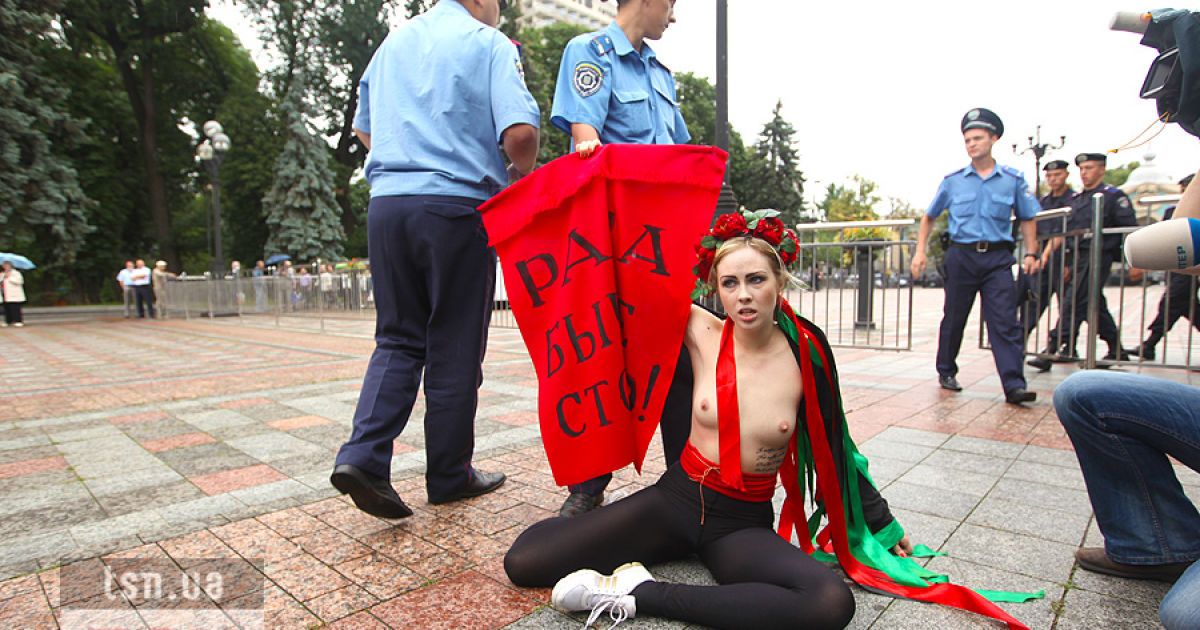 Активістки FEMEN влаштували під Верховною радою топлес-протест "Депутат, не бикуй!" проти пенсійної реформи.