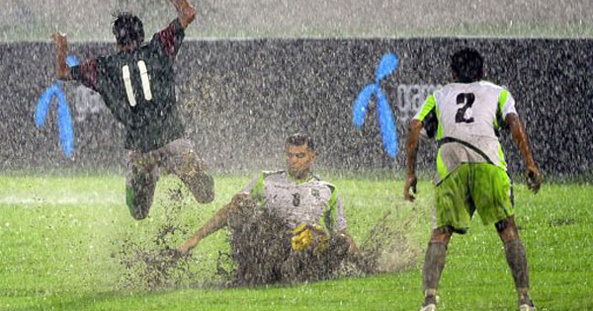 Бангладеш, Дакка. Пакистанський футболіст Куреши Атиф Башир бореться за м'яч з гравцем збірної Бангладеш Шакілом Ахмедом під час кваліфікаційного матчу першого туру Кубку світу FIFA 2014 між Бангладеш та Пакистаном. / © AFP