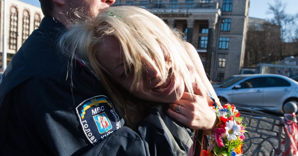 Міліція затримала активісток руху FEMEN Інну Шевченко, Сашу Шевченко, Надію Мопедову і Діану Сенич. / © femen.livejournal.com