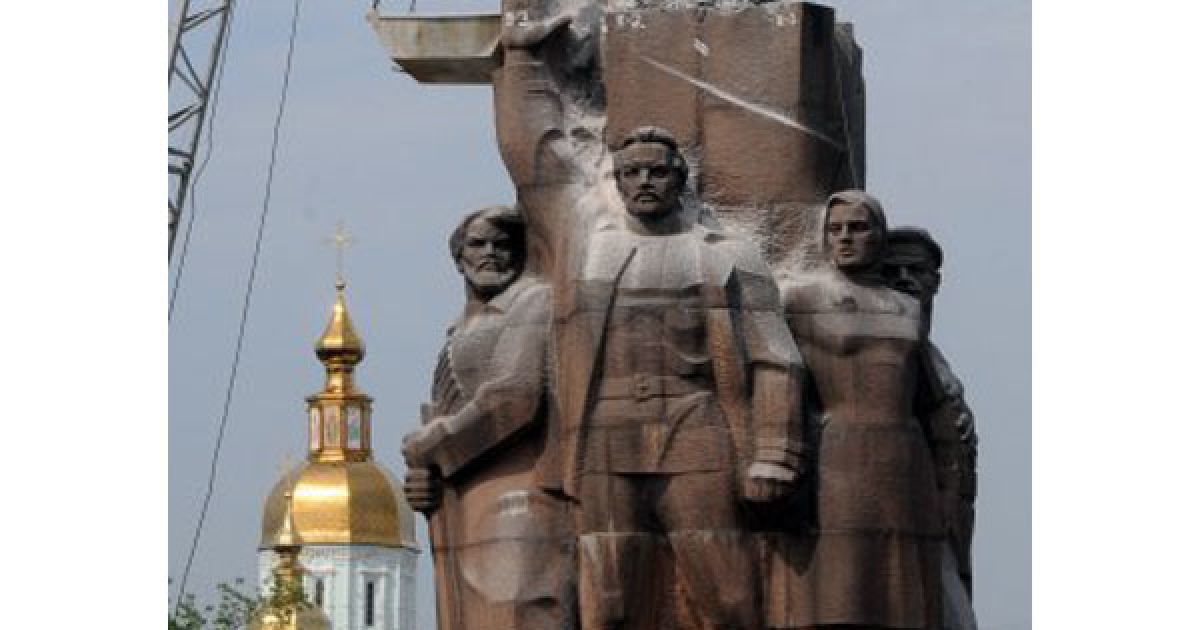 Монумент виконано з граніту, до того ж, в основі фундаменту - монолітна плита, яка не дає вібраціям метрополітену зруйнувати пам&#039;ятник. / © УНІАН