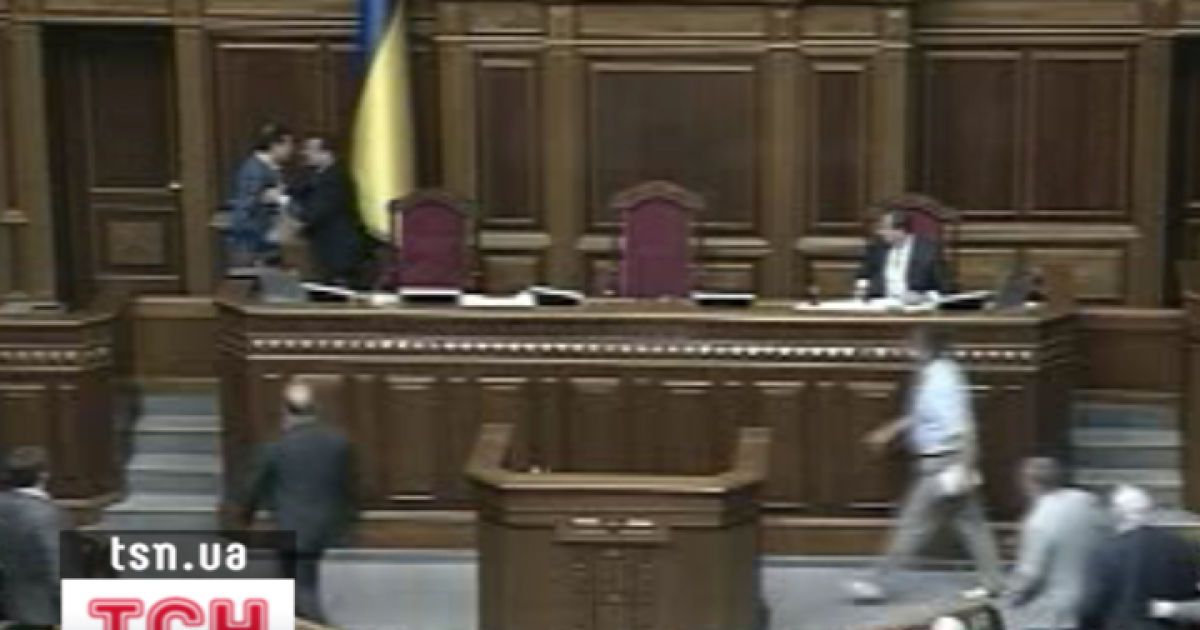 Перший віце-спікер Маритнюк схопив депутата Ляшка руками за горло і перекинув його через дверцята до президії.