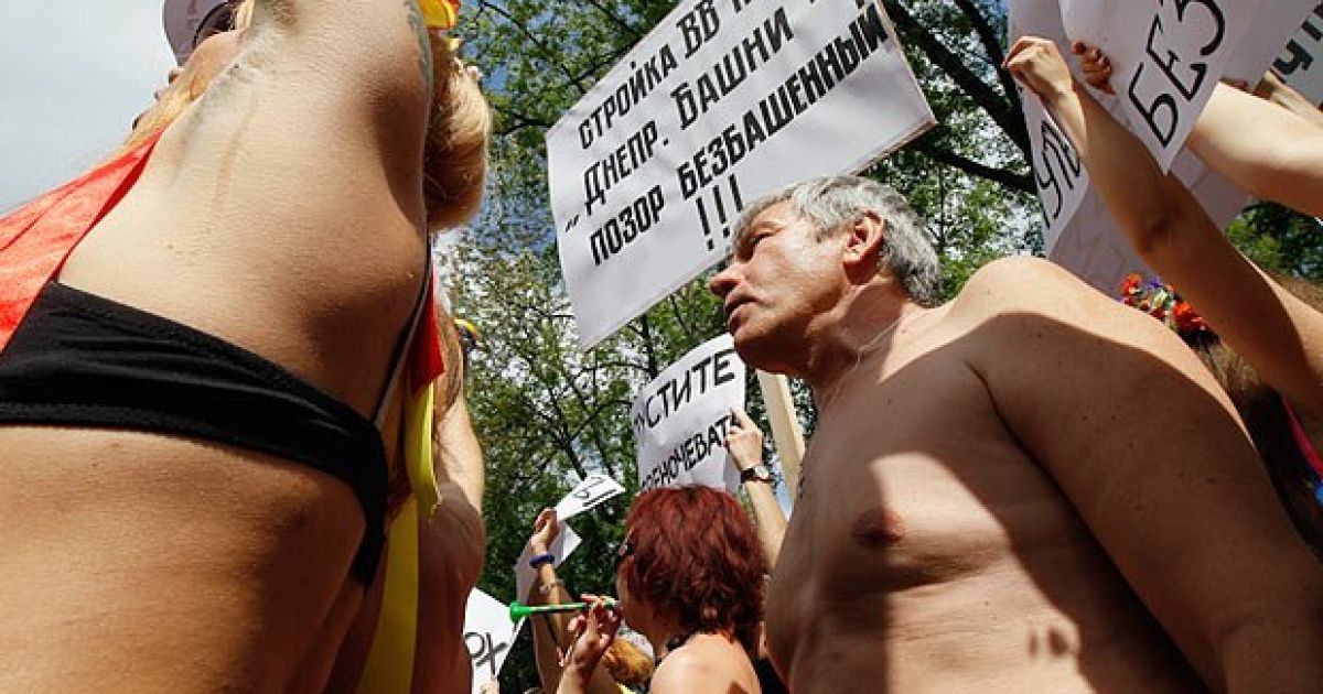 Рух FEMEN та ошукані інвестори будівництва провели в Києві акцію протесту перед Кабміном "Голі та ошукані" / © femen.livejournal.com