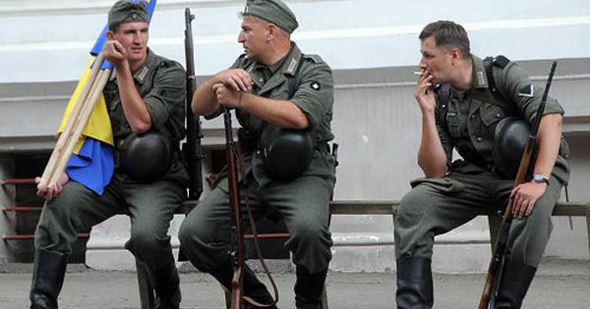 Головні ролі у фільмі виконують Сергій Безруков (капітан команди Микола Раневич) та Єлизавета Боярська (вчителька німецької, кохана Раневича Ганна Шевцова). / © УНІАН