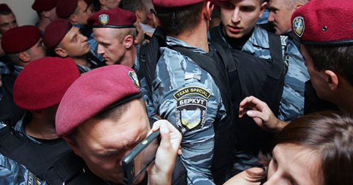 Бійці "Беркуту" під час бійки з депутатами від БЮТ в Печерському суді пошкодили декілька відеокамер. / © УНІАН