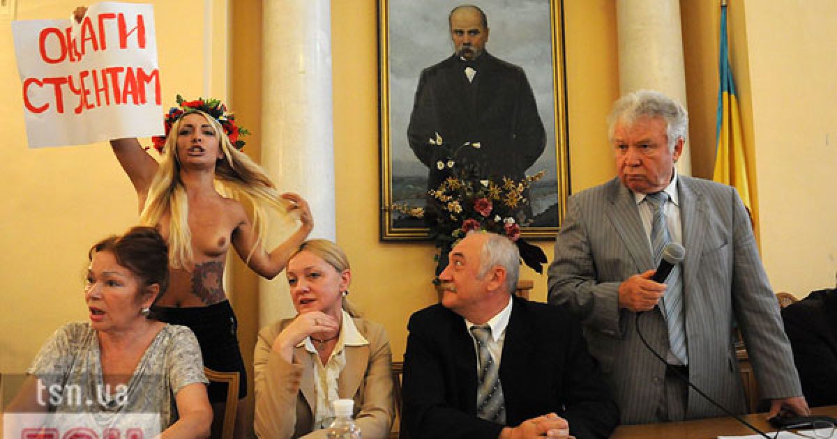 Жіночий рух FEMEN провів топлес-акцію протесту "Євробомж-2012" проти виселення студентів з гуртожитків перед проведенням Євро-2012.