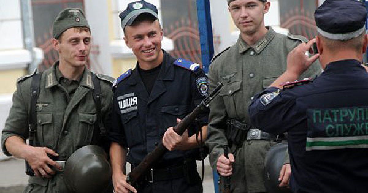 Головні ролі у фільмі виконують Сергій Безруков (капітан команди Микола Раневич) та Єлизавета Боярська (вчителька німецької, кохана Раневича Ганна Шевцова). / © УНІАН