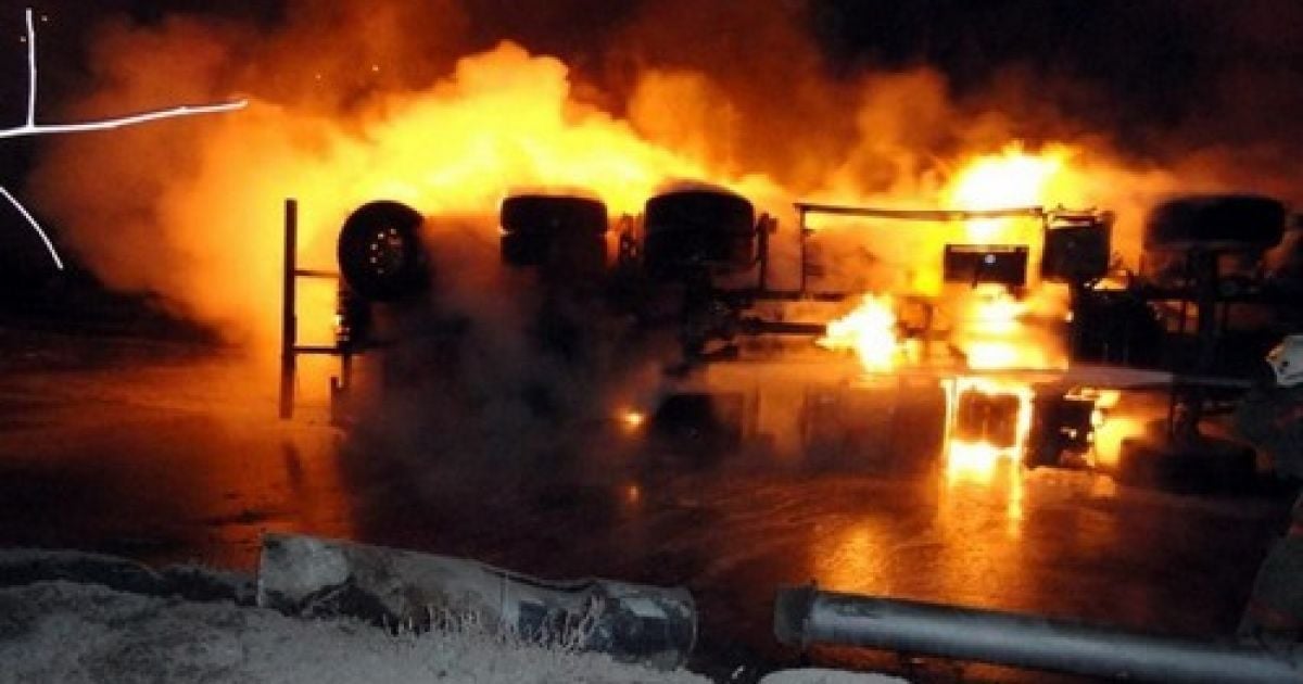 У Саратові перекинувся, а потім загорівся навантажений бензовоз. В результаті повністю, або частково згоріли 40 авто, 3 людей отримали тяжкі опіки / © РБК