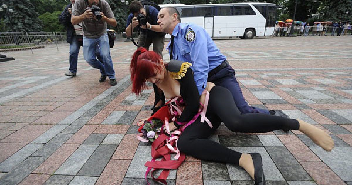 Активістки FEMEN влаштували під Верховною радою топлес-протест "Депутат, не бикуй!" проти пенсійної реформи. / © Жіночий рух FEMEN