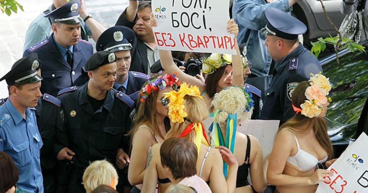 Рух FEMEN та ошукані інвестори будівництва провели в Києві акцію протесту перед Кабміном "Голі та ошукані" / © femen.livejournal.com