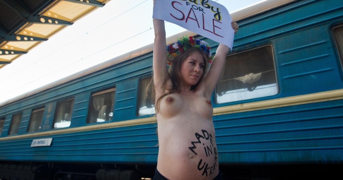 Жіночий рух FEMEN влаштував чергову топлес-акцію протесту на центральному вокзалі у Києві. / © femen.livejournal.com
