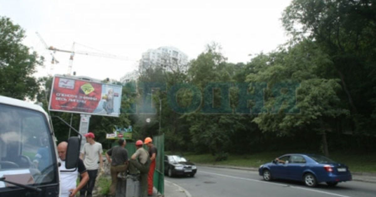 У Києві на Парковій алеї завершують будівництво вертолітного майданчика для президента Віктора Януковича. / © Сегодня