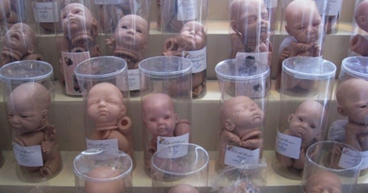 Великобританія, Брентвуд. Пластикові голови і кінцівки "перероджених немовлят", ляльок, зроблених у вигляді справжніх дітей, виставлені на "Ярмарку немовлят" в Брентвуді. / © AFP