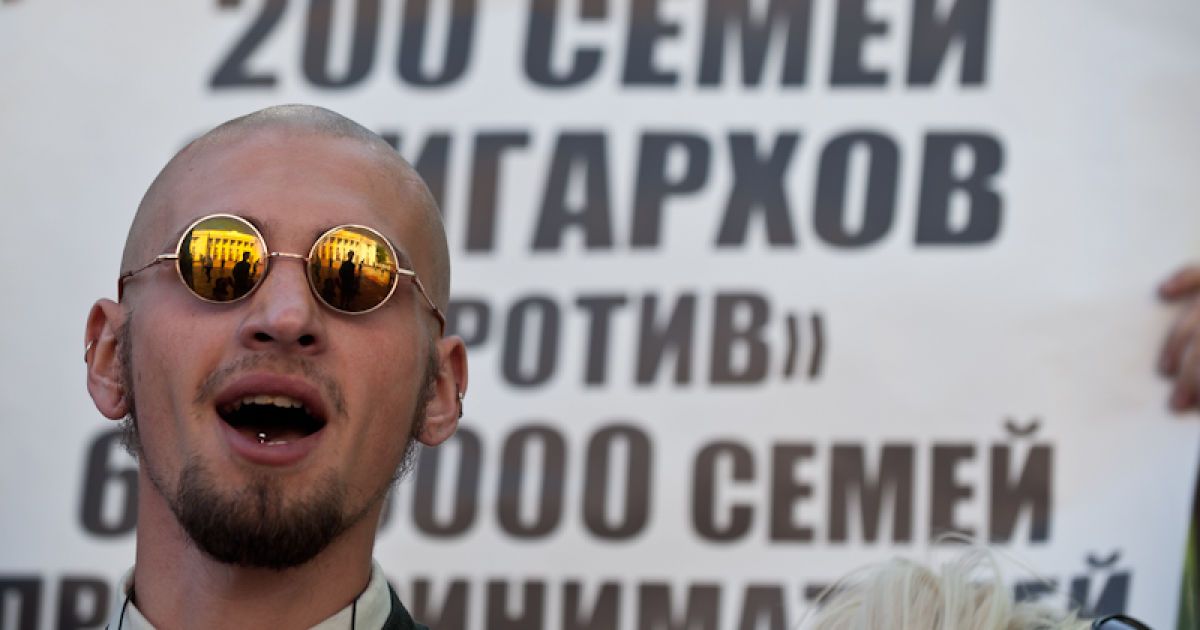 У Весняному марші протесту, який організувала опозиція біля Верховної ради беруть участь близько 3500 тисяч осіб.