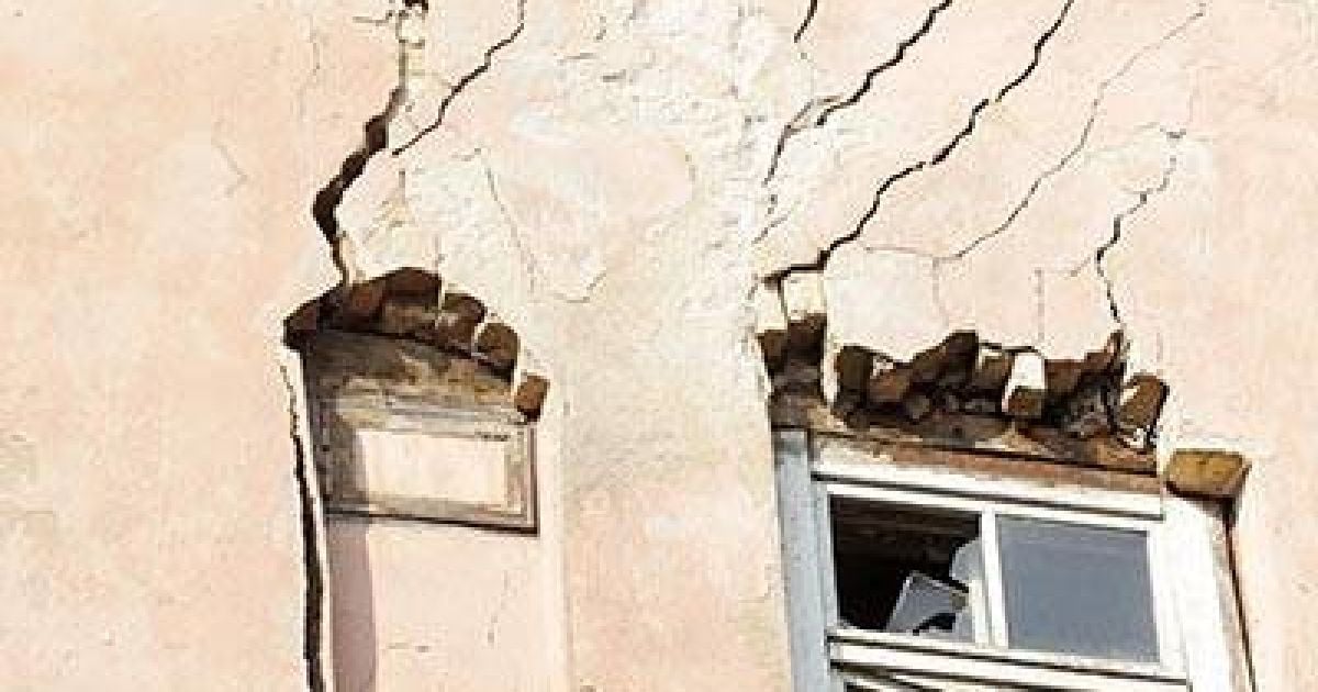 Під час сильного буревію в Ризі блискавка зруйнувала стіну нежитлового п&#039;ятиповерхового будинку. / © kasjauns.lv