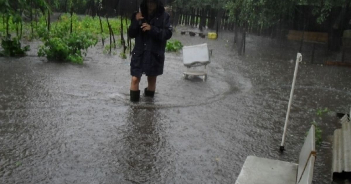 Через сильний дощ підтопило мікрорайон Бортничі, води було по коліно, затопило сараї та будинки. / © Gazeta.ua