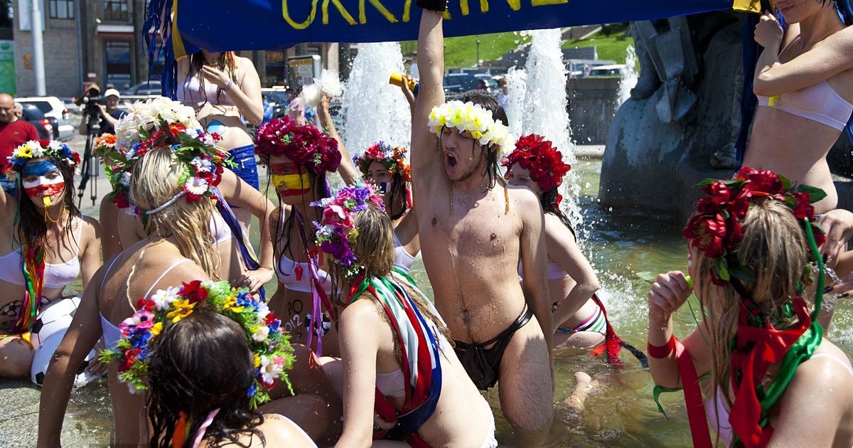 Жіночий рух FEMEN провів на Майдані Незалежності в Києві акцію протесту у фонтані "Євромийка-2012".