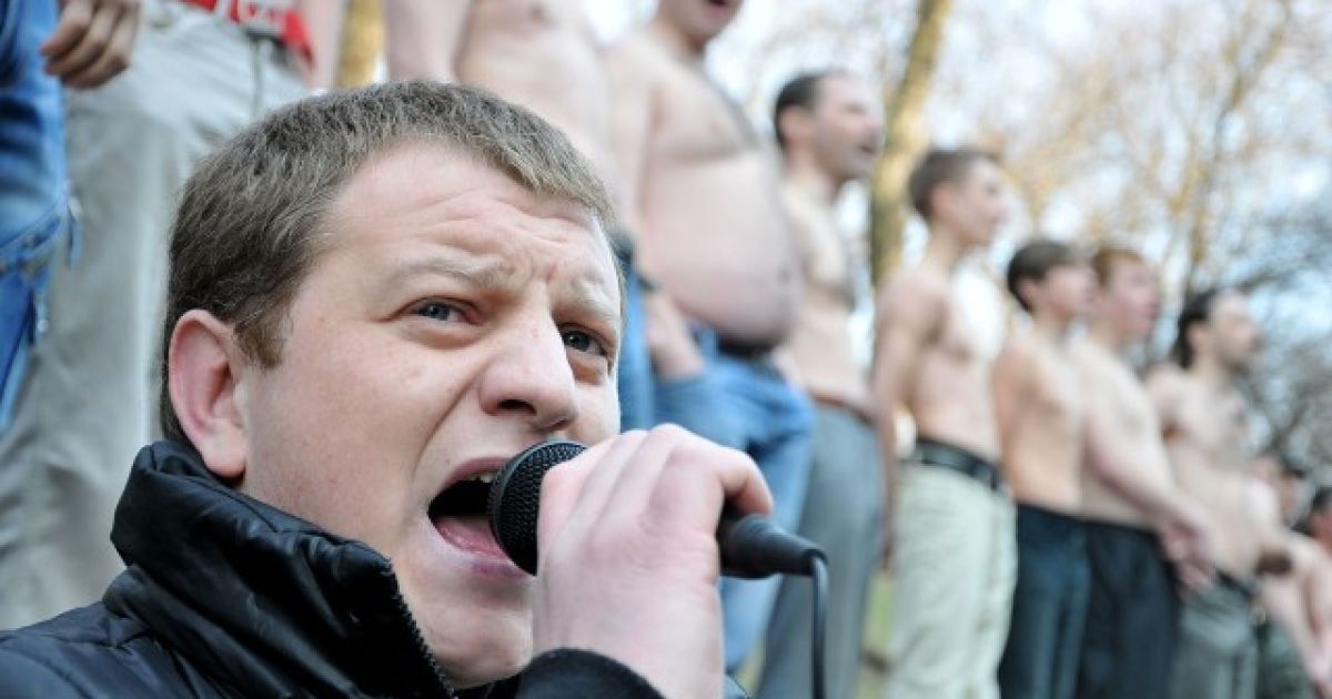 Учасники флешмобу без сорочок скандували "Азарова у відставку!", "Кабінет кровосісєй у відставку!".