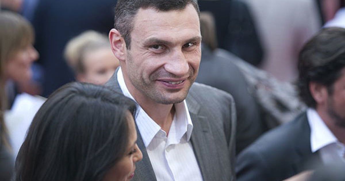 На презентацію фільму "Кличко" приїхав старший брат-боксер Віталій Кличко з дружиною Наталею / © AFP