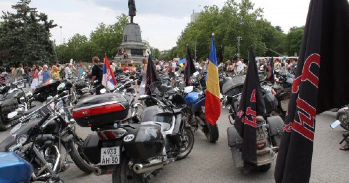 У міжнародному байк-шоу під Севастополем взяли участь тисячі байкерів з України, Росії, Білорусі, Чехії та інших країн. / © УНІАН