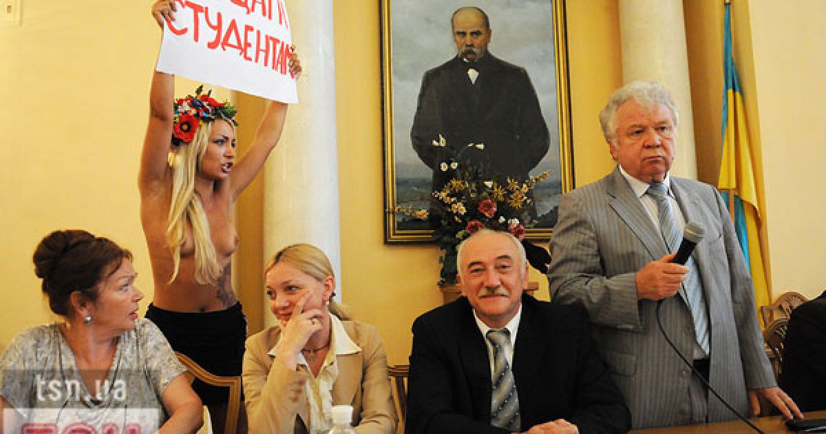 Жіночий рух FEMEN провів топлес-акцію протесту "Євробомж-2012" проти виселення студентів з гуртожитків перед проведенням Євро-2012.