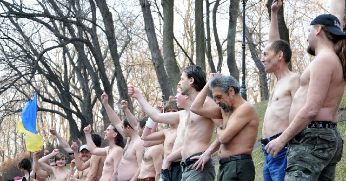 Громадські активісти провели під будівлею Кабінету міністрів в Києві акцію "Віддай останню сорочку Азарову".